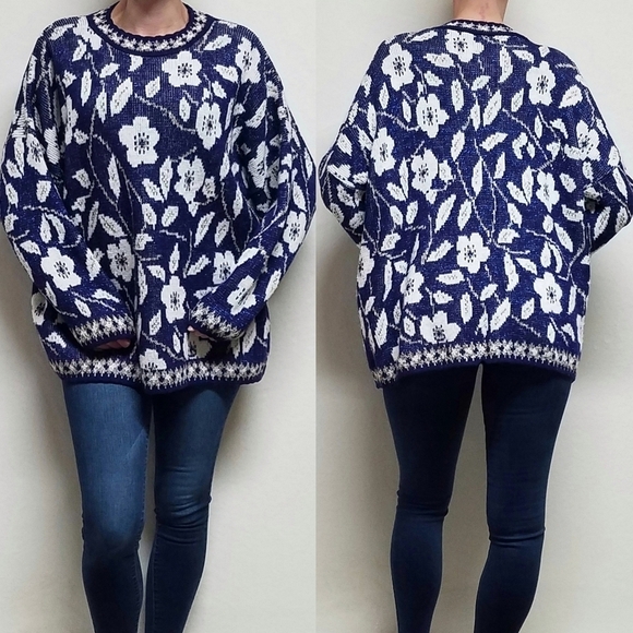 𝅺Vintage 70s Blue Metallic White Magnolias Scalloped Crewneck Oversized Sweater - Picture 1 of 13